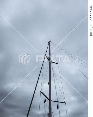 Ship mast on dark cloudy stormy sky background Ship mast on dark cloudy stormy sky background 85545661