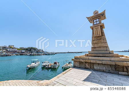 広島県福山市　鞆の浦の町並みと常夜灯 85546086