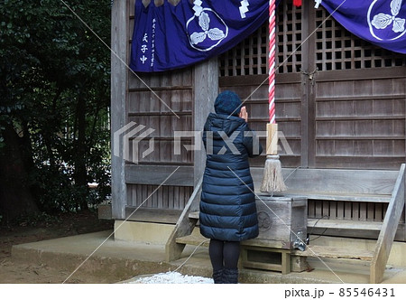 田舎の小さな神社で手を合わせる女性 田舎の小さな神社で手を合わせる女性 85546431