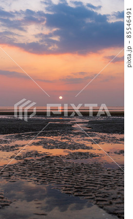 山口県　宇部市　岐波海水浴場　キワ・ラ・ビーチ　朝日　初日の出　 85546491