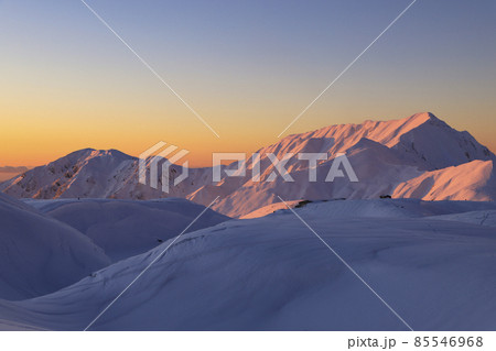 夕焼けの雪山　立山 85546968