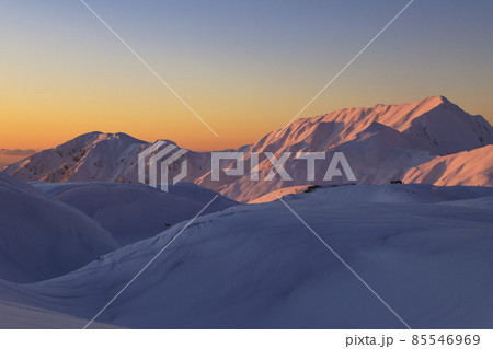 夕焼けの雪山　立山 85546969