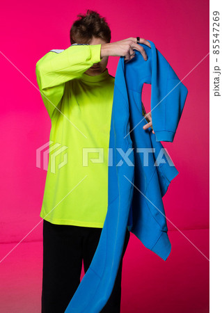 Young white european man isolated on pink Young white european man isolated on pink 85547269