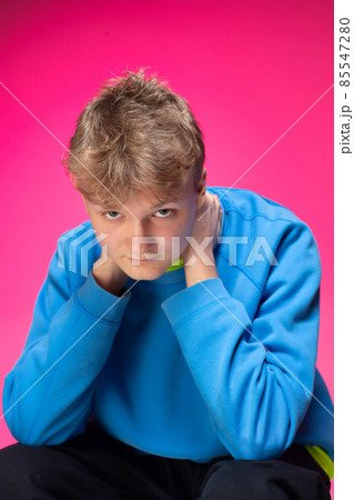 Young white european man isolated on pink Young white european man isolated on pink 85547280
