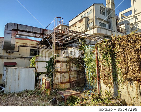 解体を待つ古い工場 85547299