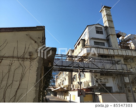 解体を待つ古い工場 85547303
