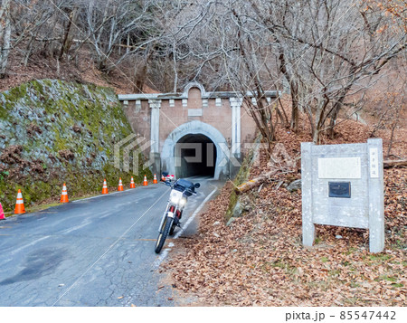 冬のバイクツーリングの景色　旧甲州街道　笹子峠 85547442