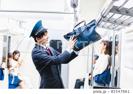 乗客の忘れ物を回収する駅員 85547661