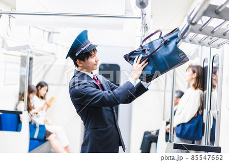 乗客の忘れ物を回収する駅員 85547662