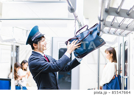 乗客の忘れ物を回収する駅員 乗客の忘れ物を回収する駅員 85547664