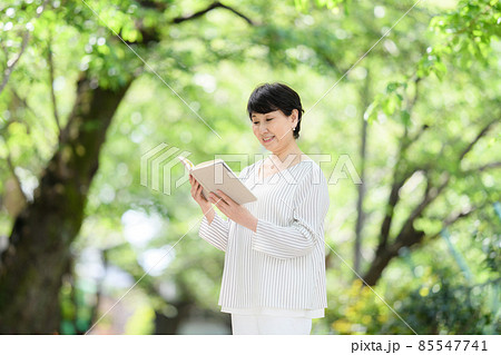 シニア女性 読書 ポートレート シニア女性 読書 ポートレート 85547741
