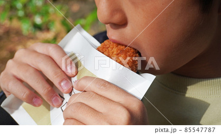 コロッケを食べる少年<02>キッチンカーで購入したコロッケ コロッケを食べる少年<02>キッチンカーで購入したコロッケ 85547787