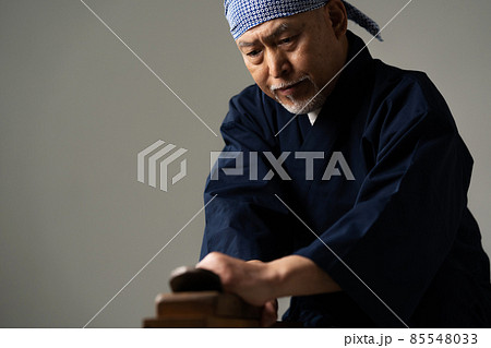 職人 大工 カンナ シニア男性 職人 大工 カンナ シニア男性 85548033