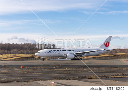 新千歳空港の風景・タキシングする旅客機・日本航空ボーイング777 85548202