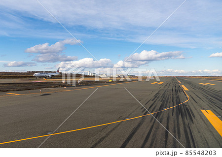 旅客機からの眺め・新千歳空港の滑走路 85548203