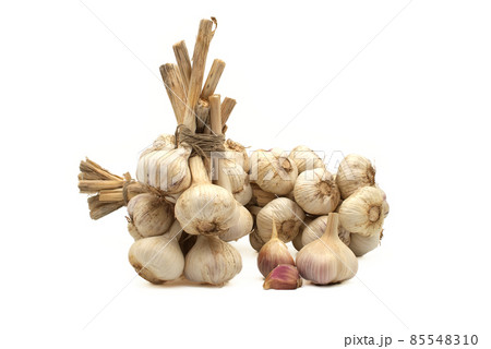 Braided garlic bulbs isolated on white background 85548310