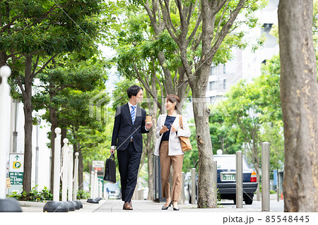 ビジネス　屋外　営業　ミドル　全身 85548445