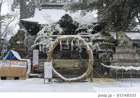 東京都杉並区和泉)雪の中の和泉熊野神社の本殿と年越の祓 東京都杉並区和泉)雪の中の和泉熊野神社の本殿と年越の祓 85548505