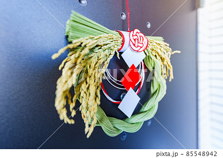 大掃除 のあとに 玄関 に 注連飾り を 飾る　【 日本 の 正月 の イメージ 】 85548942