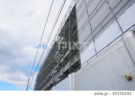 解体される老朽化した公共建造物に設置された足場 85550292