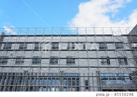解体される老朽化した公共建造物に設置された足場 85550298