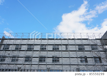 解体される老朽化した公共建造物に設置された足場 85550299