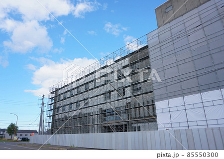 解体される老朽化した公共建造物に設置された足場 85550300