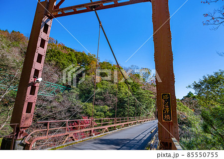 神奈川県足柄下郡箱根町　紅葉シーズンの塔の澤橋 85550755