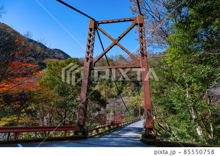 神奈川県足柄下郡箱根町 紅葉シーズンの塔の澤橋 神奈川県足柄下郡箱根町 紅葉シーズンの塔の澤橋 85550758