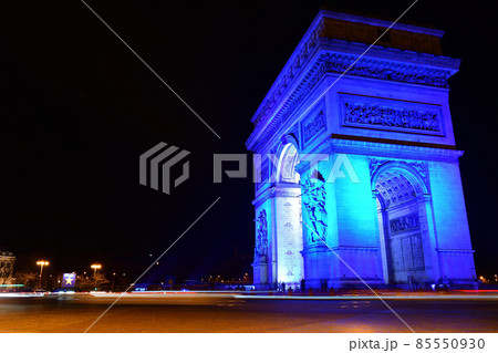 フランスがEUの議長国になった事を記念して青くライトアップされたパリの凱旋門、2022年1月1日撮影 85550930
