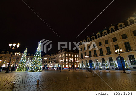 フランス・パリ、クリスマスツリーが飾られたヴァンドーム広場。2021年12月30日撮影。 85551552