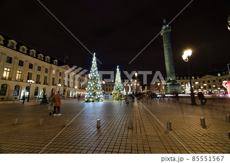 フランス・パリ、クリスマスツリーが飾られたヴァンドーム広場。2021年12月30日撮影。 フランス・パリ、クリスマスツリーが飾られたヴァンドーム広場。2021年12月30日撮影。 85551567
