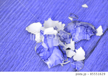 Eggshells on the table top, eggs isolated. Background Pantone color of the year 2022 Very Peri. Eggshells on the table top, eggs isolated. Background Pantone color of the year 2022 Very Peri. 85551629