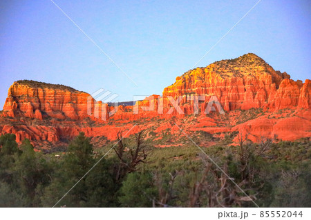 セドナ　レッドロックの山並み 85552044