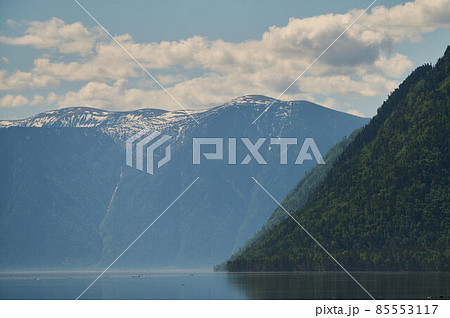 Landscape with boats in the water lake with views of the mountains. Teletskoye Lake Altai in Siberia. 85553117