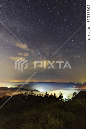 早春の星空　三次盆地の雲海の空の天の川 85553305