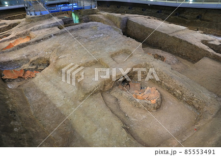 【佐賀県】快晴下の吉野ヶ里歴史公園(北墳丘墓展示室) 【佐賀県】快晴下の吉野ヶ里歴史公園(北墳丘墓展示室) 85553491