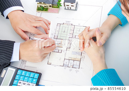 マイホームの話し合いをする男女の手元 85554610