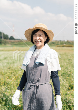 農家の女性・農作業をする日本人女性イメージ 85555255