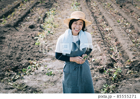 農家の女性・農作業をする日本人女性イメージ 85555271