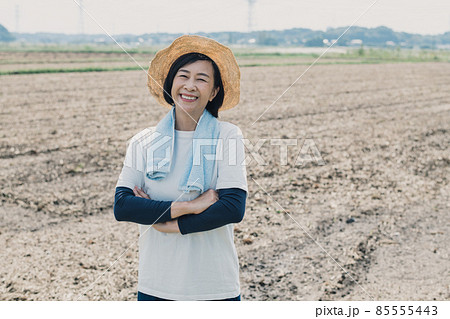 農作業をする女性・新規就農イメージ 85555443
