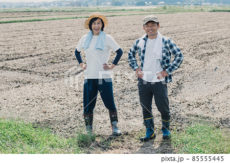 農作業をする夫婦・新規就農イメージ 農作業をする夫婦・新規就農イメージ 85555445