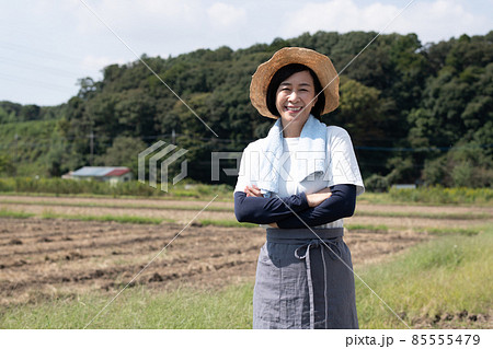 農家の女性・農作業をする日本人女性イメージ 85555479