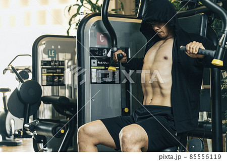 スポーツジムで体を鍛える男性（胸筋） 85556119