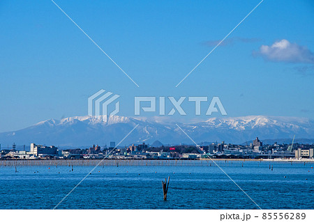 日本三景 松島 松島湾島巡り 塩釜沖から望む蔵王と船形山の峰々 日本三景 松島 松島湾島巡り 塩釜沖から望む蔵王と船形山の峰々 85556289