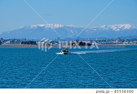 日本三景 松島 松島湾島巡り 塩釜沖から望む蔵王と船形山の峰々 日本三景 松島 松島湾島巡り 塩釜沖から望む蔵王と船形山の峰々 85556300