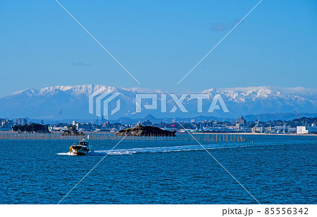 日本三景　松島　松島湾島巡り　塩釜沖から望む蔵王と船形山の峰々 85556342
