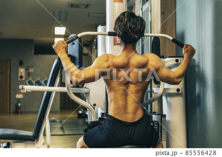 スポーツジムで背中を鍛える男性 85556428