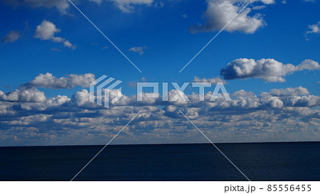 冬の日立の海に浮かぶ雲 85556455