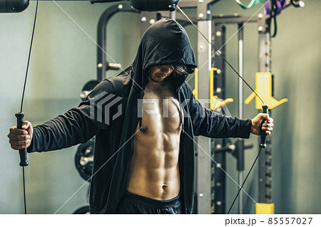 スポーツジムでケーブルマシンを使う男性 85557027